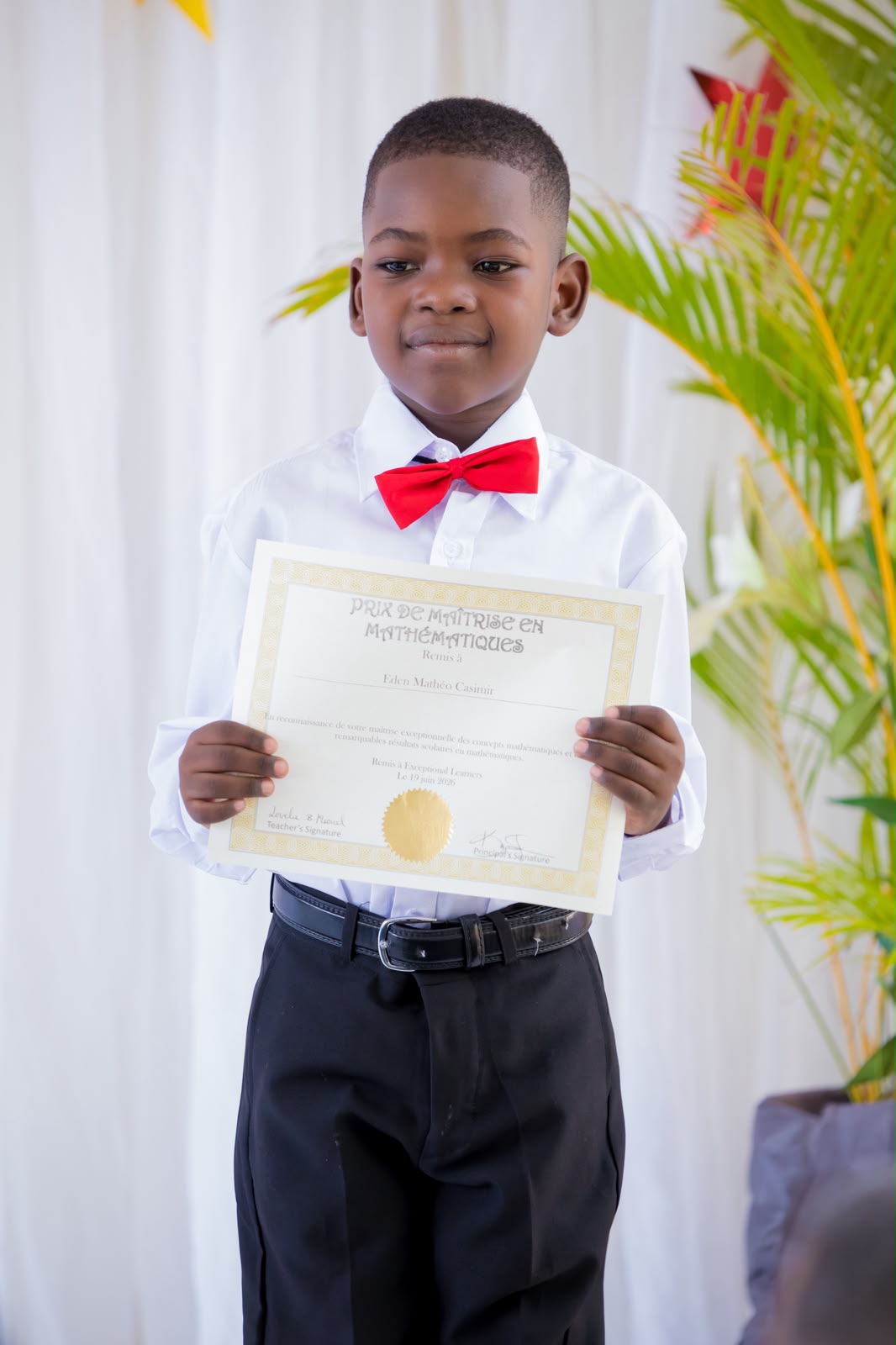 EXL student holding a Prix de Maîtrise en Mathématiques certificate